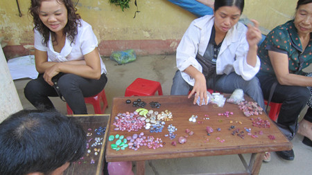 Khách vãng lai săn đá trong chợ. Khách vãng lai săn đá trong chợ.