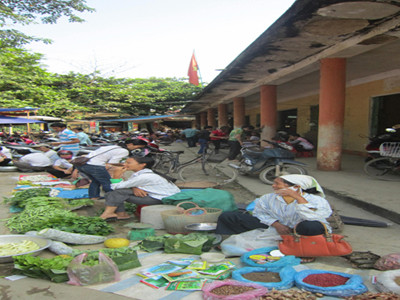 Khu chợ đá quý đắt đỏ nằm cạnh những hàng rau cho thấy sự thân thiện giữa đá và người nơi đây. Khu chợ đá quý đắt đỏ nằm cạnh những hàng rau cho thấy sự thân thiện giữa đá và người nơi đây.