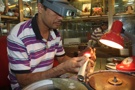 So với đã quý tại Quỳ Châu (Nghệ An), đá đỏ Lục Yên (Yên Bái) có chất lượng chẳng hề thua kém. So với đã quý tại Quỳ Châu (Nghệ An), đá đỏ Lục Yên (Yên Bái) có chất lượng chẳng hề thua kém.