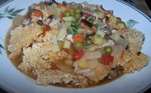 12. Cơm cháy Ninh Bình Món cơm cháy Ninh Bình hấp dẫn thực khách gồm cơm cháy, thịt bò hay tim, cật heo xào với rau như hành tây, nấm rơm, cà rốt, cà chua và các loại nước chấm ăn kèm. Miếng cơm cháy được chấm với nước sốt sóng sánh vị của nước mắm mỡ hành, ruốc… cũng có khi là tương nếp. 12. Cơm cháy Ninh Bình Món cơm cháy Ninh Bình hấp dẫn thực khách gồm cơm cháy, thịt bò hay tim, cật heo xào với rau như hành tây, nấm rơm, cà rốt, cà chua và các loại nước chấm ăn kèm. Miếng cơm cháy được chấm với nước sốt sóng sánh vị của nước mắm mỡ hành, ruốc… cũng có khi là tương nếp.