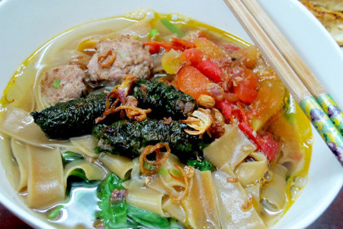 8. Bánh đa cua Một bát bánh đa cua ngon, hấp dẫn phải hội tụ đủ 5 màu: màu gạch cua nâu hồng, màu bánh đa nâu sậm, màu xanh mướt của lá lốt, rau muống, hành lá, chanh; màu đỏ tươi nơi trái ớt và vàng rộm của hành khô. Màu sắc bắt mắt kết hợp với hương vị thơm ngon, béo ngậy chắc chắn sẽ níu chân thực khách dù chỉ một lần được thưởng thức, sẽ là hương vị nhớ về của những người đi xa. 8. Bánh đa cua Một bát bánh đa cua ngon, hấp dẫn phải hội tụ đủ 5 màu: màu gạch cua nâu hồng, màu bánh đa nâu sậm, màu xanh mướt của lá lốt, rau muống, hành lá, chanh; màu đỏ tươi nơi trái ớt và vàng rộm của hành khô. Màu sắc bắt mắt kết hợp với hương vị thơm ngon, béo ngậy chắc chắn sẽ níu chân thực khách dù chỉ một lần được thưởng thức, sẽ là hương vị nhớ về của những người đi xa.