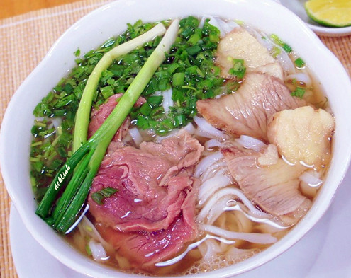 1. Phở Phở hấp dẫn người ăn vì nước dùng (nước lèo) có hương vị rất ngon và bổ dưỡng do được phối hợp từ nhiều loại gia vị, nguyên liệu khác nhau, kết hợp với bánh phở vừa mềm vừa dai ăn rất hấp dẫn. 1. Phở Phở hấp dẫn người ăn vì nước dùng (nước lèo) có hương vị rất ngon và bổ dưỡng do được phối hợp từ nhiều loại gia vị, nguyên liệu khác nhau, kết hợp với bánh phở vừa mềm vừa dai ăn rất hấp dẫn.