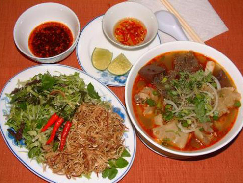 9. Bún bò Huế Bún bò Huế là một trong những món ăn mang hương vị đặc trưng của xứ Huế mộng mơ. Một tô bún bò đậm đà mùi thơm của sả, vị cay của ớt, vị béo của thịt, chả, dầu ăn và huyết heo. 9. Bún bò Huế Bún bò Huế là một trong những món ăn mang hương vị đặc trưng của xứ Huế mộng mơ. Một tô bún bò đậm đà mùi thơm của sả, vị cay của ớt, vị béo của thịt, chả, dầu ăn và huyết heo.