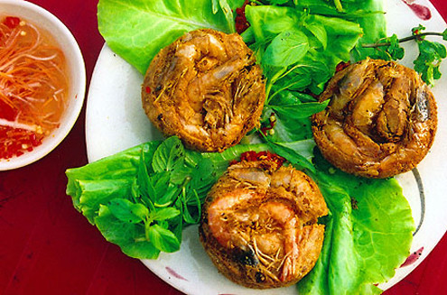 7. Bánh cóng Tên gọi bánh cóng xuất phát từ chiếc cóng, một dụng cụ bằng kim loại không rỉ, hình nón cụt, miệng loe, có cán cầm để chiên. Cách làm bánh cóng không phức tạp nhưng lại phụ thuộc nhiều vào cách chọn nguyên liệu, pha chế bột, khéo léo khi đổ khuôn để nhân bánh phân bổ đều và đẹp, cho đến thao tác chiên bánh sao cho vàng đều và dậy mùi thơm. 7. Bánh cóng Tên gọi bánh cóng xuất phát từ chiếc cóng, một dụng cụ bằng kim loại không rỉ, hình nón cụt, miệng loe, có cán cầm để chiên. Cách làm bánh cóng không phức tạp nhưng lại phụ thuộc nhiều vào cách chọn nguyên liệu, pha chế bột, khéo léo khi đổ khuôn để nhân bánh phân bổ đều và đẹp, cho đến thao tác chiên bánh sao cho vàng đều và dậy mùi thơm.