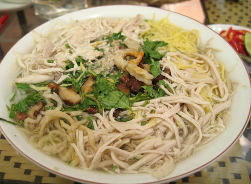11. Bún thang Bún thang có nghĩa là canh nhưng không phải là canh bún riêu cua, canh bún cá rô, cá quả… mà là một món bún không xuất hiện trong ngày thường, không dành cho những ai vội vàng, háu đói. Nó là món cầu kỳ, kỹ càng, công phu, chỉ có mặt trong những tiệc quan trọng, trở thành những món ngon riêng của người Hà Nội và của Việt Nam. 11. Bún thang Bún thang có nghĩa là canh nhưng không phải là canh bún riêu cua, canh bún cá rô, cá quả… mà là một món bún không xuất hiện trong ngày thường, không dành cho những ai vội vàng, háu đói. Nó là món cầu kỳ, kỹ càng, công phu, chỉ có mặt trong những tiệc quan trọng, trở thành những món ngon riêng của người Hà Nội và của Việt Nam.