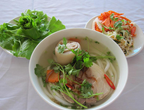 6. Bánh canh Trảng Bàng, Tây Ninh Chỉ cần một chút gia vị cùng với thịt lợn và bột gạo, nhưng món bánh canh Trảng Bàng (Tây Ninh) đã trở thành một món ăn đặc sản không thể bỏ qua đối với những ai đặt chân đến vùng đất miền Đông Nam Bộ này. Bột bánh canh được làm từ loại gạo ngon, ngâm kỹ qua một đêm để gạo đủ độ mềm, sau đó đem xay nhuyễn và lọc lấy tinh bột, đem hấp chín để tạo thành những sợi bánh canh vừa mềm, vừa dẻo lại trắng muốt. 6. Bánh canh Trảng Bàng, Tây Ninh Chỉ cần một chút gia vị cùng với thịt lợn và bột gạo, nhưng món bánh canh Trảng Bàng (Tây Ninh) đã trở thành một món ăn đặc sản không thể bỏ qua đối với những ai đặt chân đến vùng đất miền Đông Nam Bộ này. Bột bánh canh được làm từ loại gạo ngon, ngâm kỹ qua một đêm để gạo đủ độ mềm, sau đó đem xay nhuyễn và lọc lấy tinh bột, đem hấp chín để tạo thành những sợi bánh canh vừa mềm, vừa dẻo lại trắng muốt.