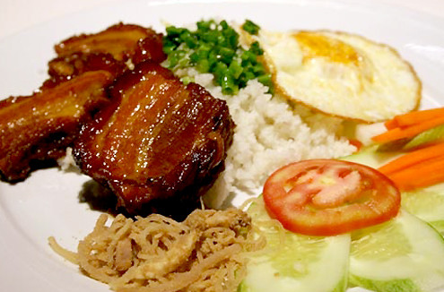 4. Cơm tấm Xưa kia, cơm tấm được xem là món ăn của nhà nghèo, người ta tận dụng những hạt gạo xay bị gãy để nấu cơm. Qua thời gian, cơm tấm thăng hoa ở đất Sài thành và nhiều người đã làm giàu từ món ăn bình dân này. 4. Cơm tấm Xưa kia, cơm tấm được xem là món ăn của nhà nghèo, người ta tận dụng những hạt gạo xay bị gãy để nấu cơm. Qua thời gian, cơm tấm thăng hoa ở đất Sài thành và nhiều người đã làm giàu từ món ăn bình dân này.