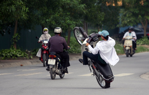 ...và xe máy thì chỉ hết 1 ngày. ...và xe máy thì chỉ hết 1 ngày.
