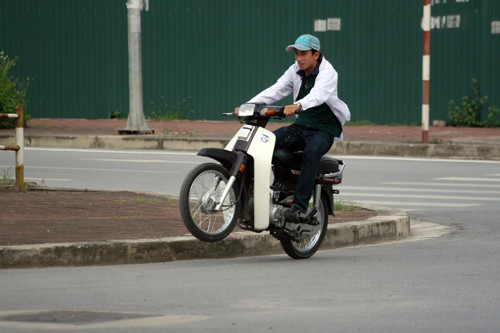 "Quái xế" này đang học cấp 3 một trường THPT ở Hà Nội. "Quái xế" này đang học cấp 3 một trường THPT ở Hà Nội.
