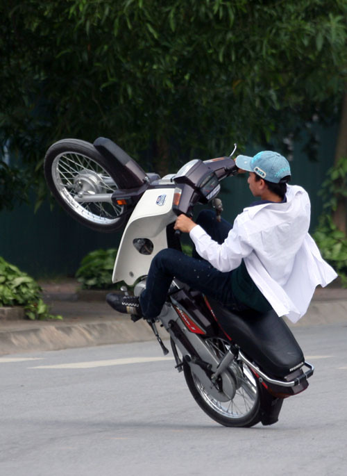 Đi đường không đội mũ bảo hiểm, không giấy tờ xe, phóng nhanh, nẹt pô... là "đẳng cấp" của các quái xế. Đi đường không đội mũ bảo hiểm, không giấy tờ xe, phóng nhanh, nẹt pô... là "đẳng cấp" của các quái xế.