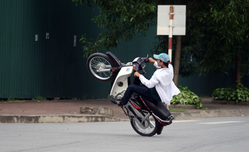 Ban đêm những thanh niên này thường lập tổ đội, đua xe trên đại lộ Thăng Long và hồ Hoàn Kiếm. Ban đêm những thanh niên này thường lập tổ đội, đua xe trên đại lộ Thăng Long và hồ Hoàn Kiếm.