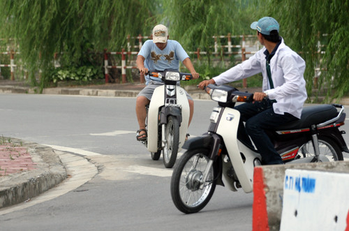 Sau khi tập luyện thuần thục, "quái xế" trình diễn cho nhóm bạn học hỏi. Sau khi tập luyện thuần thục, "quái xế" trình diễn cho nhóm bạn học hỏi.