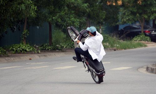 "Quái xế" này cho biết, để thực hiện thành thục màn trình diễn này, anh ta đã học mất 4 ngày. "Quái xế" này cho biết, để thực hiện thành thục màn trình diễn này, anh ta đã học mất 4 ngày.