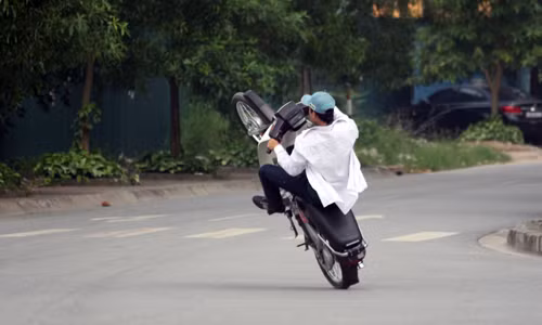 "Quái xế" này cho biết, để thực hiện thành thục màn trình diễn này, anh ta đã học mất 4 ngày.