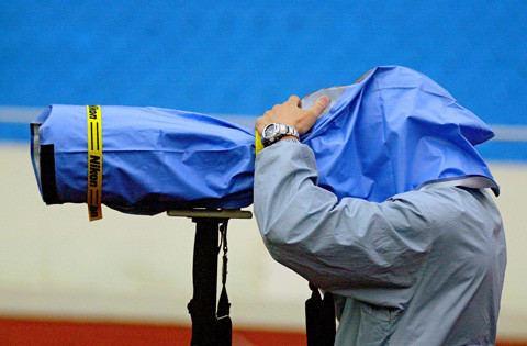 Tác nghiệp khi trời sắp mưa. Ảnh: Internet. Tác nghiệp khi trời sắp mưa. Ảnh: Internet.