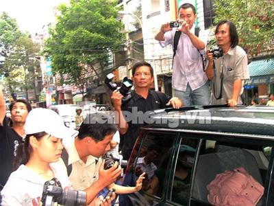 Tác nghiệp trên nóc xe của cơ quan điều tra. Ảnh : Hữu Vinh/ Tiền Phong. Tác nghiệp trên nóc xe của cơ quan điều tra. Ảnh : Hữu Vinh/ Tiền Phong.