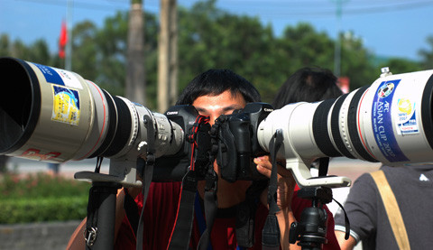 Với loại hàng "khủng" này, phóng viên có thể thu được hình ảnh cách xa gần 200m. Ảnh: Internet. Với loại hàng "khủng" này, phóng viên có thể thu được hình ảnh cách xa gần 200m. Ảnh: Internet.