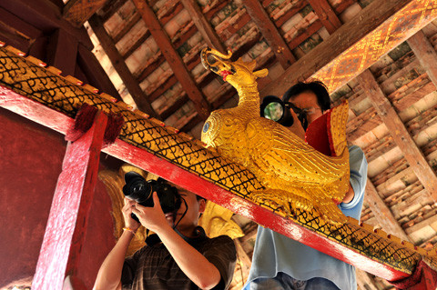 Leo lên áp mái chùa để có được một góc nhìn “độc”. Ảnh: Internet. Leo lên áp mái chùa để có được một góc nhìn “độc”. Ảnh: Internet.