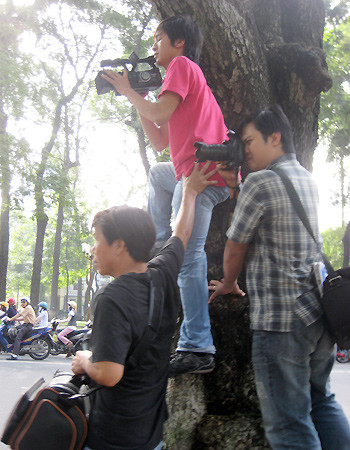 Tác nghiệp ở mọi tư thế. Ảnh: Hương Giang/ Ngôi sao. Tác nghiệp ở mọi tư thế. Ảnh: Hương Giang/ Ngôi sao.