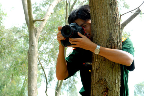 Vắt vẻo trên cây để lấy độ cao "bắn phá". Ảnh: Internet. Vắt vẻo trên cây để lấy độ cao "bắn phá". Ảnh: Internet.