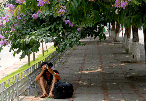 Ngồi bệt chụp. Ảnh: Internet. Ngồi bệt chụp. Ảnh: Internet.