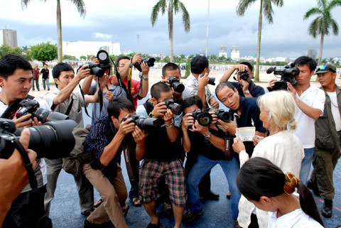 Bằng mọi cách phải chộp được tấm hình một cụ bà trên 70 tuổi với tấm vé trận Braxin - Việt Nam trong tay. Ảnh: Internet. Bằng mọi cách phải chộp được tấm hình một cụ bà trên 70 tuổi với tấm vé trận Braxin - Việt Nam trong tay. Ảnh: Internet.