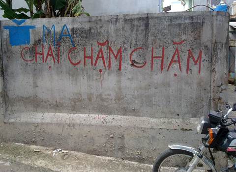 Viết sai chính tả "(Có) Ma. Chạy chậm chậm". Ảnh: Phong Thủy. Viết sai chính tả "(Có) Ma. Chạy chậm chậm". Ảnh: Phong Thủy.