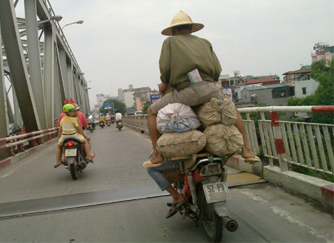 Hình ảnh chụp vào trưa ngày 23/06/2012 trên cầu Chương Dương. Ảnh: Đỗ Cao Ngọc. Hình ảnh chụp vào trưa ngày 23/06/2012 trên cầu Chương Dương. Ảnh: Đỗ Cao Ngọc.
