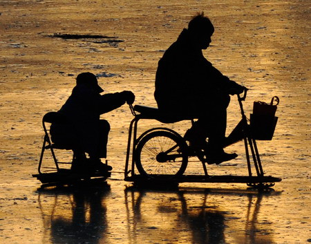 Khách du lịch đạp một chiếc xe đạp được thiết kế để di chuyển trên băng ở công viên Zizhuyuan, Bắc Kinh. Khách du lịch đạp một chiếc xe đạp được thiết kế để di chuyển trên băng ở công viên Zizhuyuan, Bắc Kinh.