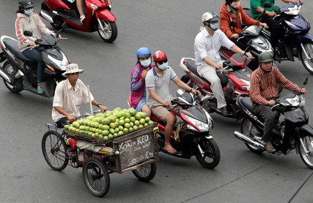 Một người bán xoài bằng xe ba gác ở TP HCM, Việt Nam. Một người bán xoài bằng xe ba gác ở TP HCM, Việt Nam.