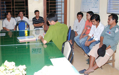 Các đối tượng trong vụ ẩu đả bị dẫn giải về Công an thị xã Bạc Liêu lấy lời khai.