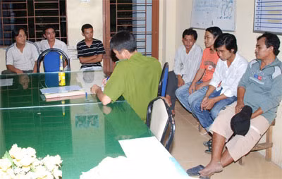 Các đối tượng trong vụ ẩu đả bị dẫn giải về Công an thị xã Bạc Liêu lấy lời khai.