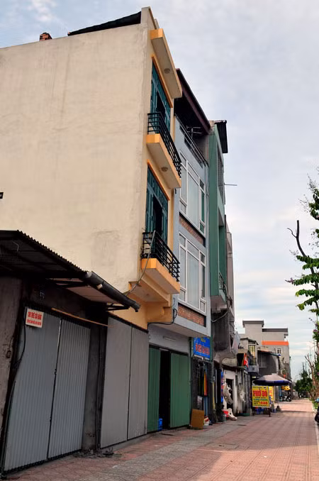 Tại Hội nghị về quản lý trật tự xây dựng đô thị 6 tháng đầu năm 2012, được tổ chức sáng 26/6, UBND TP Hà Nội đã thừa nhận, một số công trình xây dựng mới tại các tuyến phố mới ở hoặc được cải tạo, chỉnh trang còn lộn xộn, không đồng bộ ảnh hưởng mỹ quan đô thị.