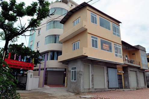 Trước cửa UBND xã Phú Diễn (huyện Từ Liêm) là ngôi nhà siêu nhỏ nằm chênh vênh, ban công chìa ra 3 phía. Đây chỉ là một trong 52 ngôi nhà siêu mỏng, siêu méo hiện vẫn tồn tại ở địa bàn huyện Từ Liêm. Toàn thành phố hiện có gần 600 ngôi nhà dạng này. Trước cửa UBND xã Phú Diễn (huyện Từ Liêm) là ngôi nhà siêu nhỏ nằm chênh vênh, ban công chìa ra 3 phía. Đây chỉ là một trong 52 ngôi nhà siêu mỏng, siêu méo hiện vẫn tồn tại ở địa bàn huyện Từ Liêm. Toàn thành phố hiện có gần 600 ngôi nhà dạng này.