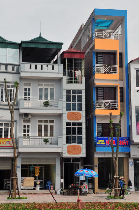 Nhiều lô đất diện tích dưới 15m2, chiều rộng mặt tiền hoặc chiều sâu nhỏ hơn 3m vẫn được xây lên 3 - 4 tầng. Nhiều lô đất diện tích dưới 15m2, chiều rộng mặt tiền hoặc chiều sâu nhỏ hơn 3m vẫn được xây lên 3 - 4 tầng.