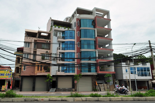 Giám đốc Sở Xây dựng Hà Nội Nguyễn Thế Hùng cho biết, trong tháng 7, Sở này sẽ nghiêm túc xử lý cán bộ liên quan và sẽ thanh kiểm tra các công trình cùng với quận, huyện. Giám đốc Sở Xây dựng Hà Nội Nguyễn Thế Hùng cho biết, trong tháng 7, Sở này sẽ nghiêm túc xử lý cán bộ liên quan và sẽ thanh kiểm tra các công trình cùng với quận, huyện.