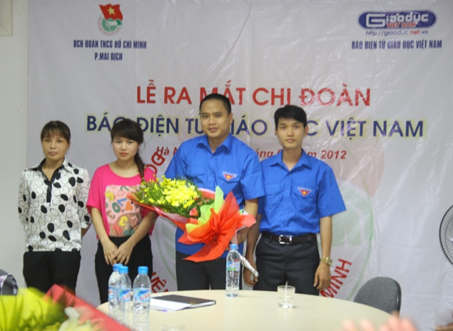 Đồng chí Đỗ Thu Trà, Phó Bí thư Đoàn phường Mai Dịch trao quyết định cho Ban chấp hành Chi đoàn thanh niên cộng sản Hồ Chí Minh - Báo điện tử Giáo dục Việt Nam. Ảnh: Nam Phong. Đồng chí Đỗ Thu Trà, Phó Bí thư Đoàn phường Mai Dịch trao quyết định cho Ban chấp hành Chi đoàn thanh niên cộng sản Hồ Chí Minh - Báo điện tử Giáo dục Việt Nam. Ảnh: Nam Phong.