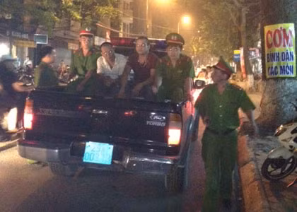 Một số người bị công an đưa về trụ sở để làm rõ hành vi uy hiếp người dân. Ảnh: VTC News.