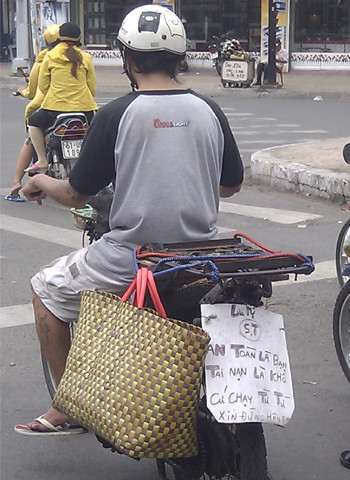 "Biển chữ". Chụp tại ngã tư Trần Phú - Nguyễn Trãi, quận 5. Ảnh: Huynh Hoc Trung.