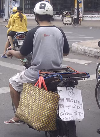 "Biển chữ". Chụp tại ngã tư Trần Phú - Nguyễn Trãi, quận 5. Ảnh: Huynh Hoc Trung.