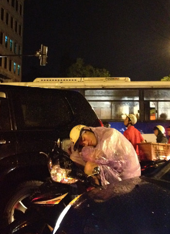 Nhiều người quá mệt mỏi khi kẹt xe trên đường, một giấc ngủ sẽ cảm thấy thời gian trôi nhanh hơn. Ảnh: Thu Hường.