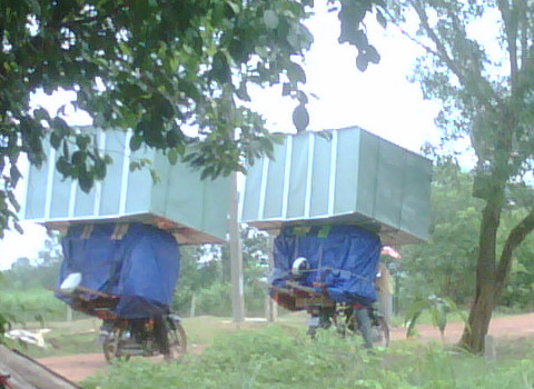 Ngôi nhà di động với tầng trên là 5 tủ tôn xếp hàng ngang. Ảnh: Vũ Đức Doanh.