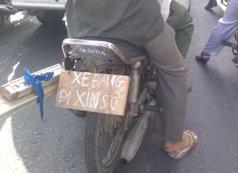 "Biển cực độc", chụp trên đường Cộng Hòa, TP. HCM. Ảnh: Nguyễn Hữu Hòa.