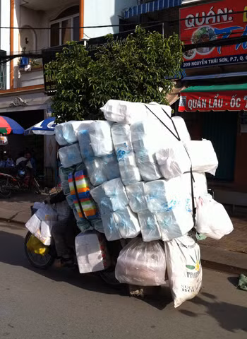 Chở hàng cồng kềnh. Ảnh: Phạm Nguyễn Vĩnh Huy.