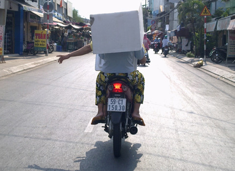 Nón bảo hiểm kiểu mới, chụp trên đường Tôn Thất Thuyết, quận 4, TP. HCM. Ảnh: Phan Thanh Tuấn.