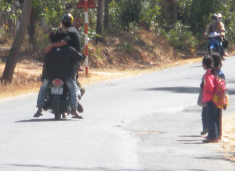 Hình chụp tại Quốc lộ 2, đoạn qua xã Đắk Blà (huyện Kon Rẫy, tỉnh Kon Tum), xe mô tô do một thiếu niên điều khiển chở theo bốn thiếu niên khác, trong năm thiếu niên trên, chỉ có một người đội mũ bảo hiểm, xe chạy với tốc độ khá nhanh. Ảnh: Tùy Phong.