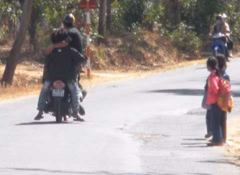 Hình chụp tại Quốc lộ 2, đoạn qua xã Đắk Blà (huyện Kon Rẫy, tỉnh Kon Tum), xe mô tô do một thiếu niên điều khiển chở theo bốn thiếu niên khác, trong năm thiếu niên trên, chỉ có một người đội mũ bảo hiểm, xe chạy với tốc độ khá nhanh. Ảnh: Tùy Phong.