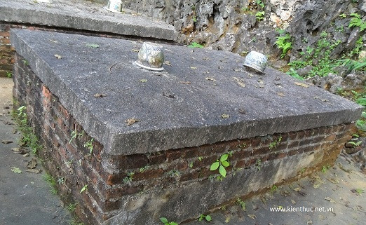 Theo người làm công trong trang trại, phía dưới hầm mộ có hệ thống xe goòng đưa quan tài vào sâu trong núi. Hương liệu và các vật phẩm dùng ướp xác khác đã chuẩn bị xong. Theo người làm công trong trang trại, phía dưới hầm mộ có hệ thống xe goòng đưa quan tài vào sâu trong núi. Hương liệu và các vật phẩm dùng ướp xác khác đã chuẩn bị xong.