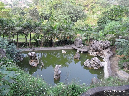 Mặt bằng sử dụng chỉ có 2ha, nhưng tổng diện tích đồi núi là 24,4ha. Mặt bằng sử dụng chỉ có 2ha, nhưng tổng diện tích đồi núi là 24,4ha.