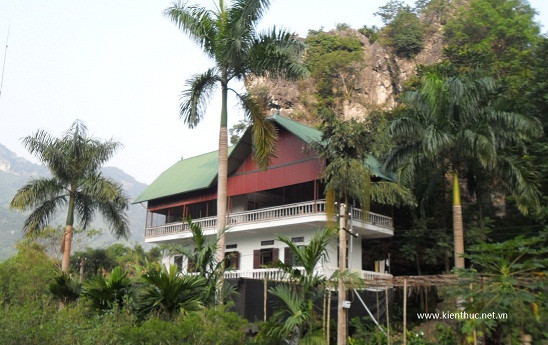 Ban đầu, ông Đức căng võng khai hoang diện tích này. Nay, một căn nhà kiên cố tựa lưng vào núi đã được xây cất xong. Ban đầu, ông Đức căng võng khai hoang diện tích này. Nay, một căn nhà kiên cố tựa lưng vào núi đã được xây cất xong.